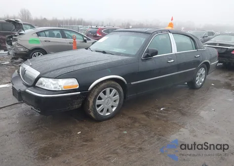 2007 Lincoln Town Car Designer Series z USA, uszkodzony, nr VIN 1LNHM83V47Y613582